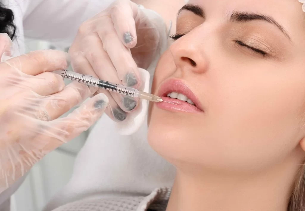 Tiêm filler môi là một trong những phương pháp thẩm mỹ phổ biến hiện nay, giúp nhiều người sở hữu đôi môi căng mọng và quyến rũ mà không cần phẫu thuật. Tuy nhiên, để đảm bảo hiệu quả và an toàn, việc chăm sóc sau khi tiêm filler môi là rất quan trọng, trong đó có việc kiêng cữ những thực phẩm và thói quen không tốt. Vậy tiêm filler môi kiêng gì? Hãy cùng tìm hiểu chi tiết trong bài viết này, đồng thời khám phá dịch vụ tiêm filler môi tại Viện Thẩm Mỹ Yến Nhi.
